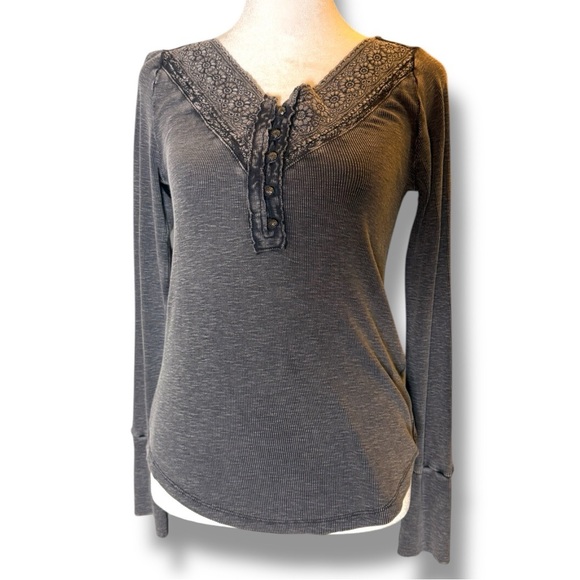 LUCKY BRAND Women's Gray EMBROIDERED -Trimmed Top Waffle knit 95% Cotton Sz XS - Picture 1 of 9